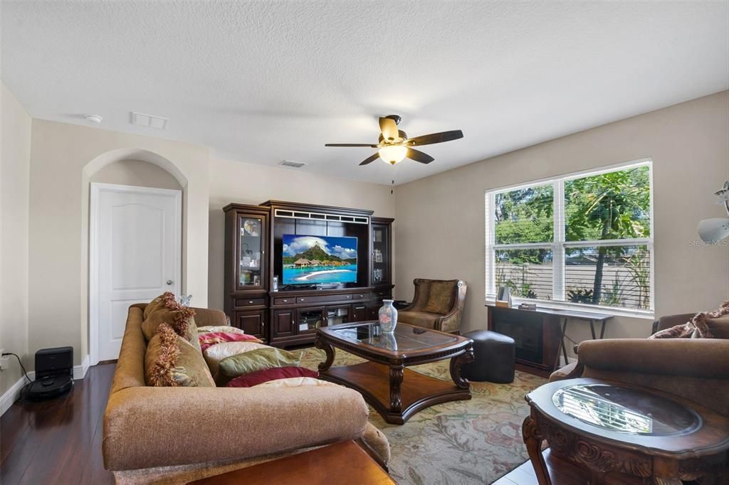 待售: $304,900 (4 贝兹, 2 浴室, 1851 平方英尺)