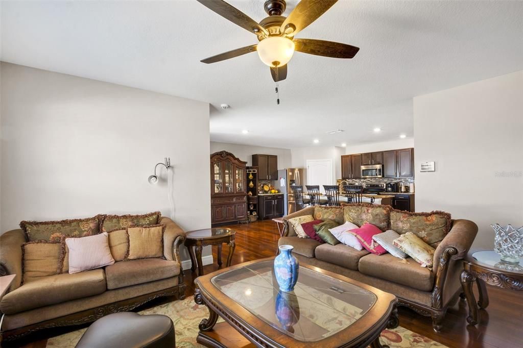 待售: $304,900 (4 贝兹, 2 浴室, 1851 平方英尺)