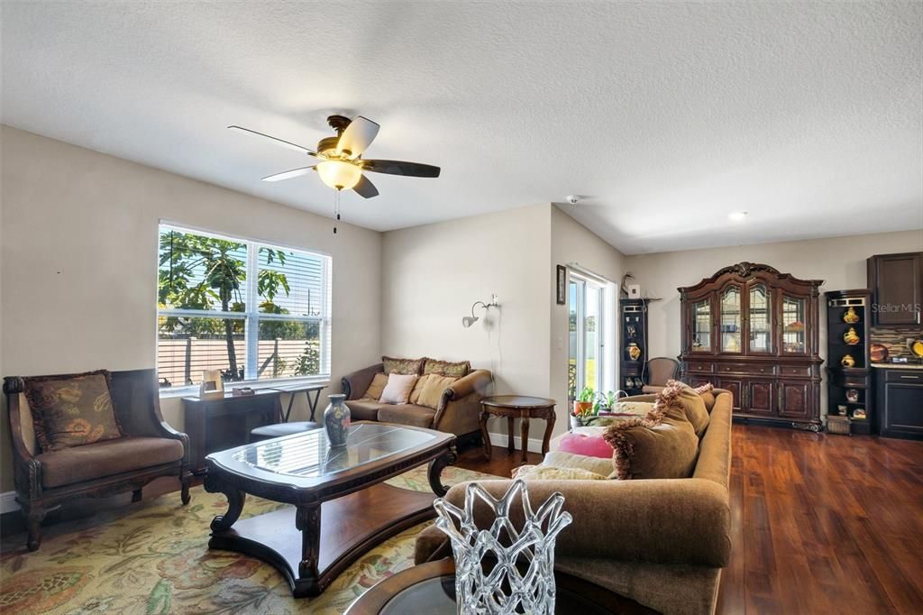 待售: $304,900 (4 贝兹, 2 浴室, 1851 平方英尺)