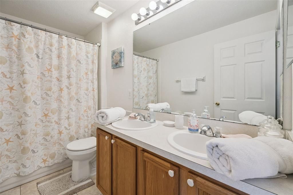 待售: $410,000 (4 贝兹, 2 浴室, 1700 平方英尺)