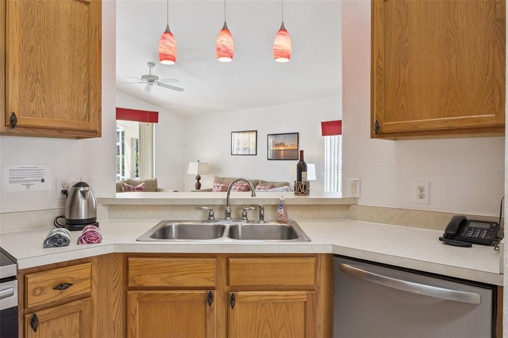 待售: $410,000 (4 贝兹, 2 浴室, 1700 平方英尺)