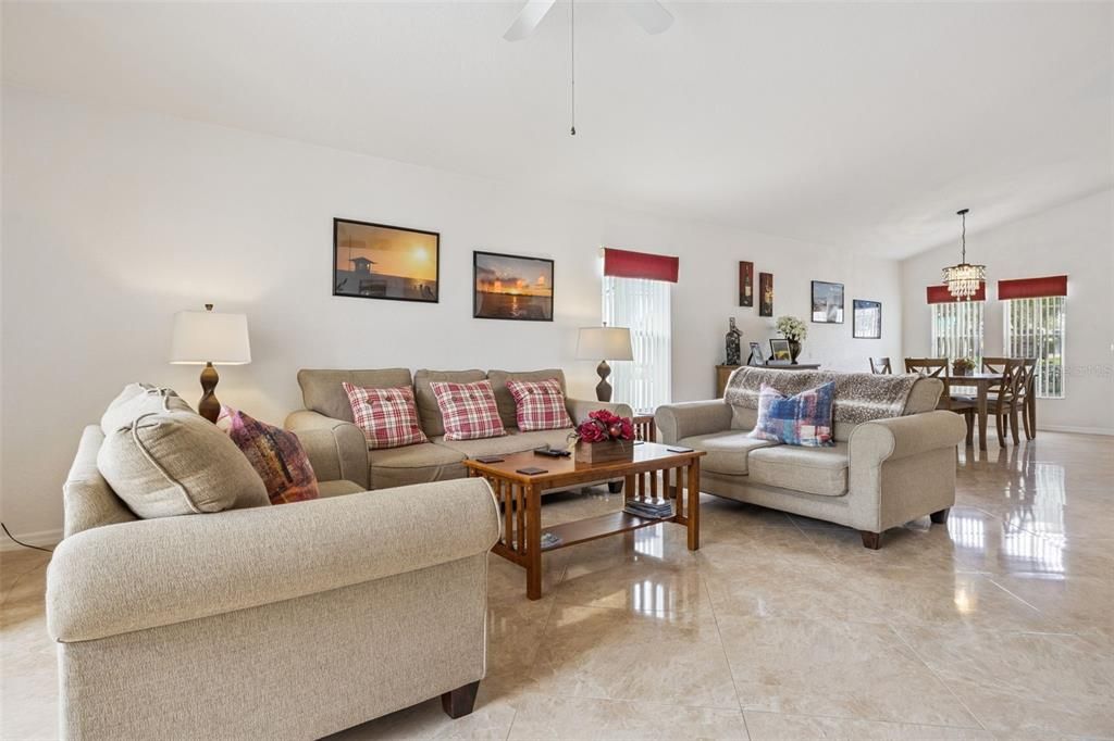 待售: $410,000 (4 贝兹, 2 浴室, 1700 平方英尺)