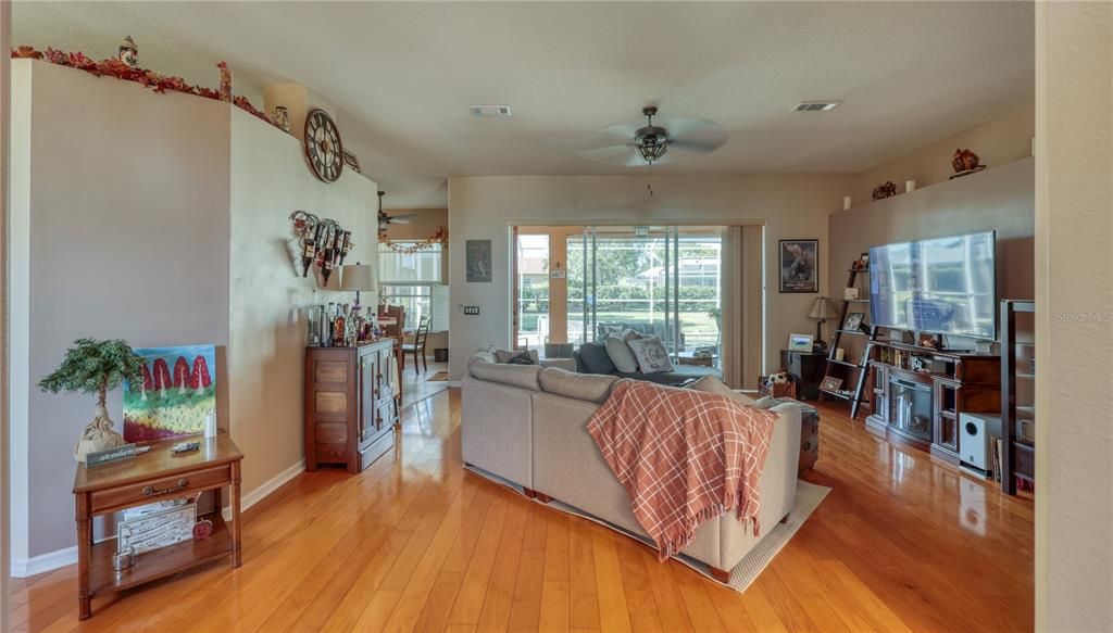 На продажу: $384,900 (3 спален, 2 ванн, 1892 Квадратных фут)