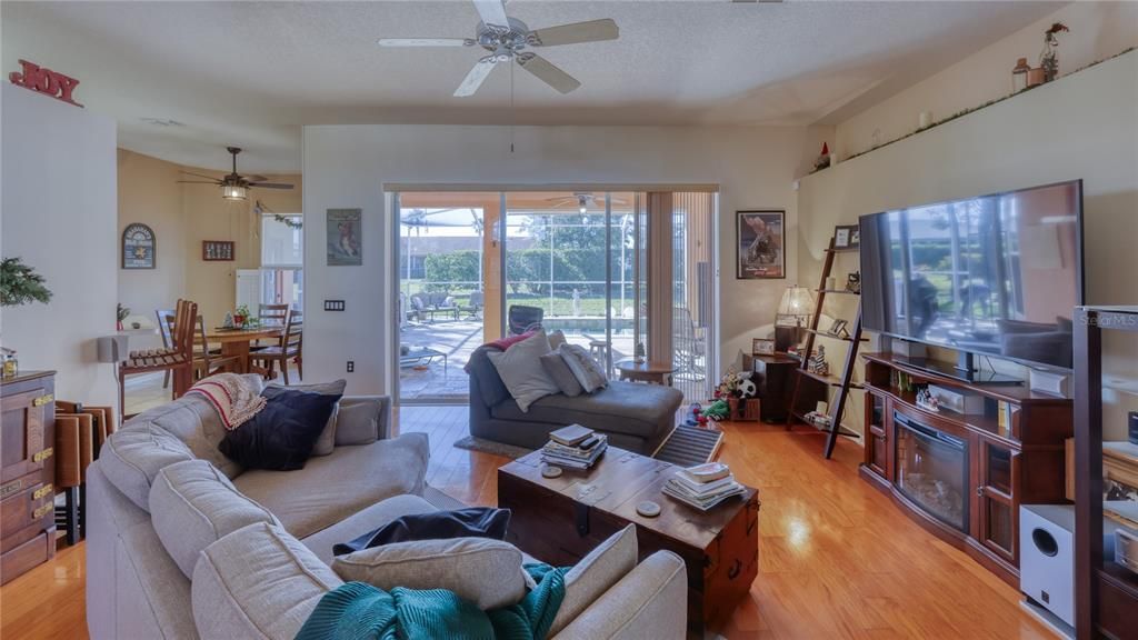 На продажу: $384,900 (3 спален, 2 ванн, 1892 Квадратных фут)