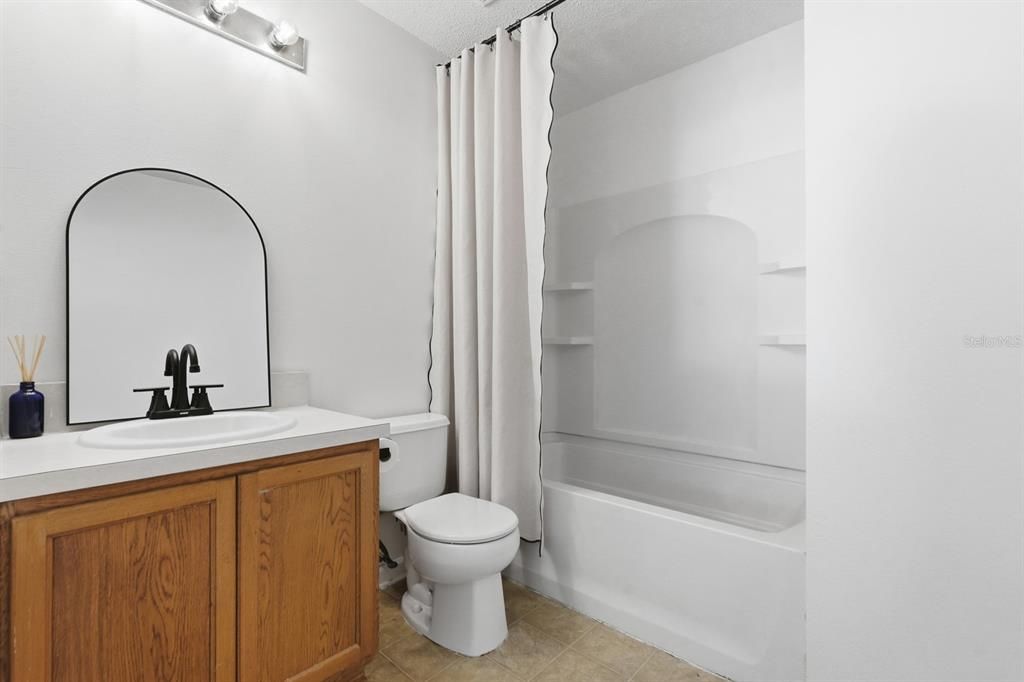 For Sale: $240,000 (2 beds, 2 baths, 991 Square Feet)