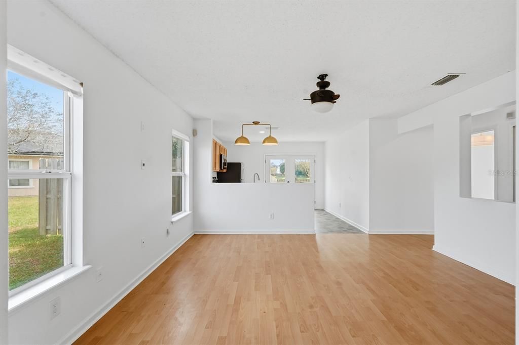 For Sale: $240,000 (2 beds, 2 baths, 991 Square Feet)