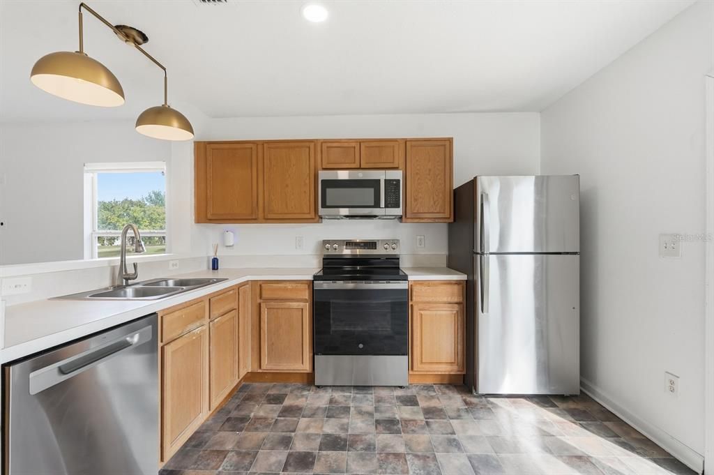 For Sale: $240,000 (2 beds, 2 baths, 991 Square Feet)