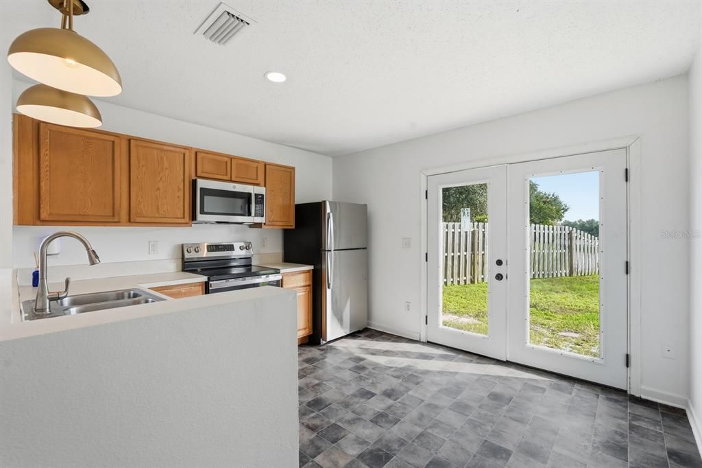 For Sale: $240,000 (2 beds, 2 baths, 991 Square Feet)