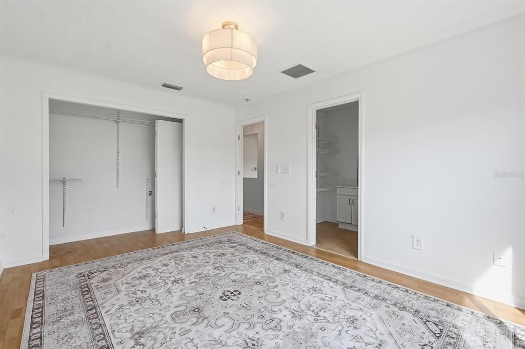 For Sale: $240,000 (2 beds, 2 baths, 991 Square Feet)