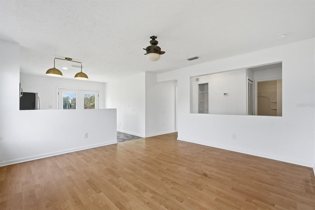 For Sale: $240,000 (2 beds, 2 baths, 991 Square Feet)