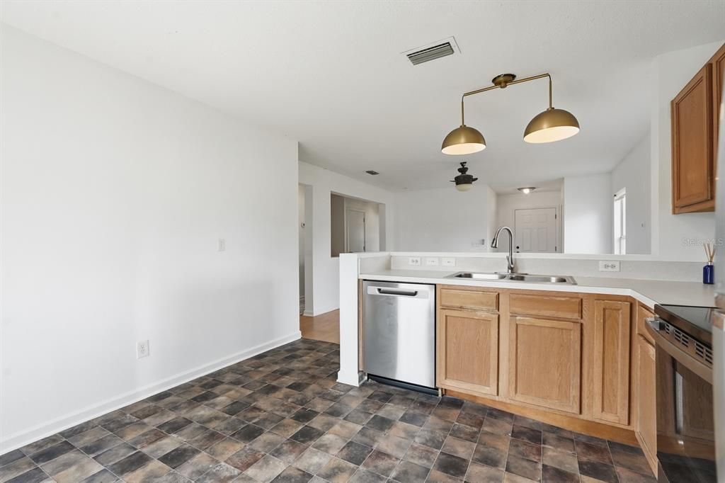 For Sale: $240,000 (2 beds, 2 baths, 991 Square Feet)