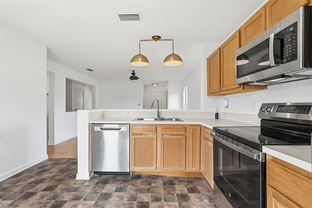 For Sale: $240,000 (2 beds, 2 baths, 991 Square Feet)