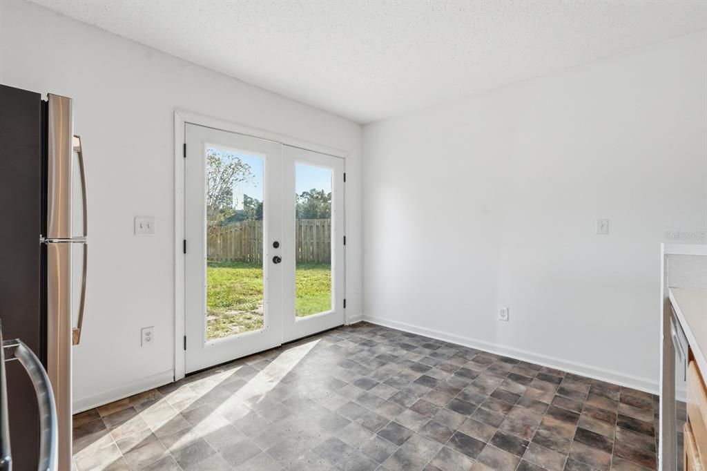 For Sale: $240,000 (2 beds, 2 baths, 991 Square Feet)