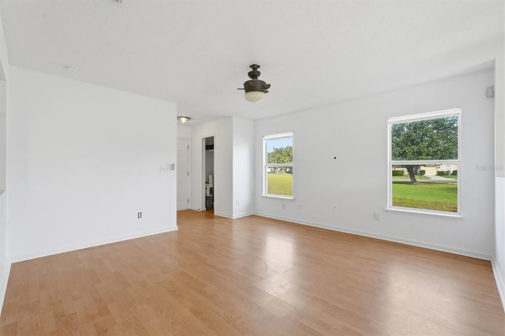 For Sale: $240,000 (2 beds, 2 baths, 991 Square Feet)