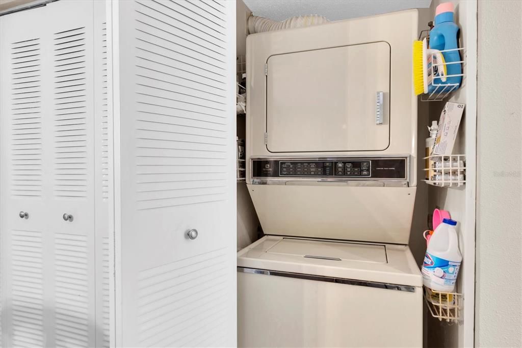 待售: $330,000 (2 贝兹, 2 浴室, 1350 平方英尺)