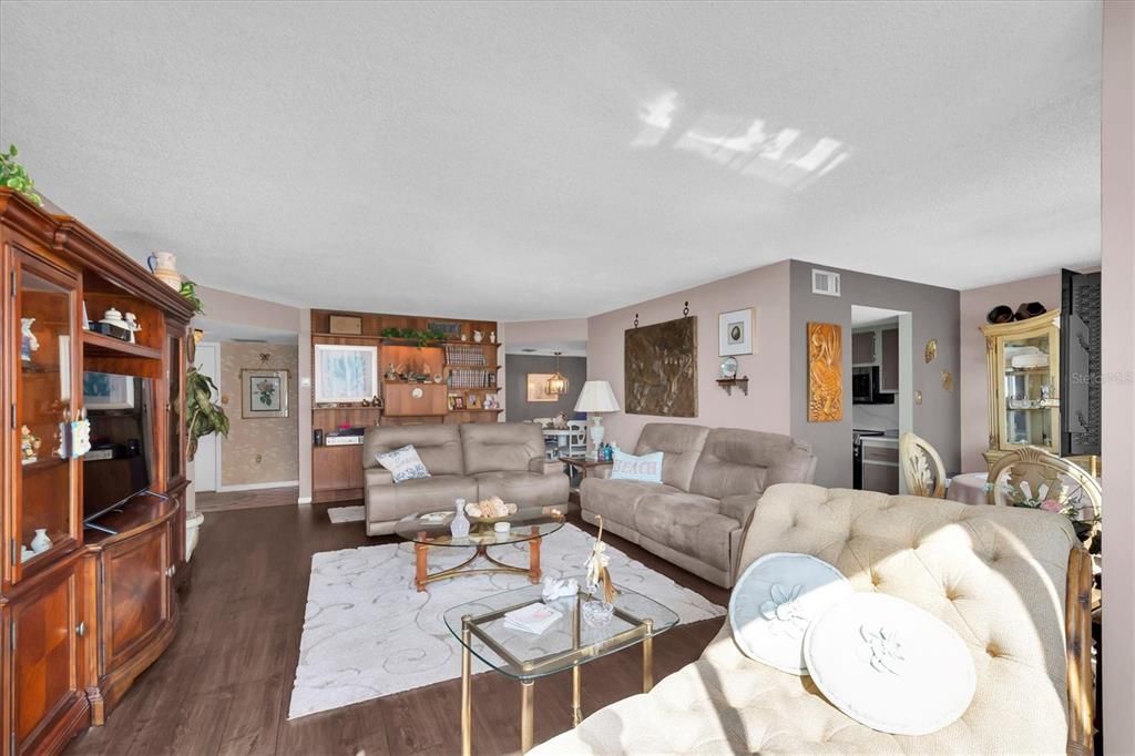 待售: $330,000 (2 贝兹, 2 浴室, 1350 平方英尺)