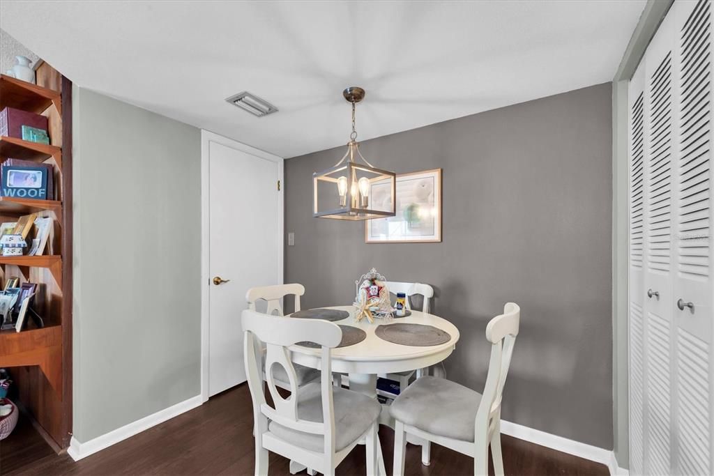 待售: $330,000 (2 贝兹, 2 浴室, 1350 平方英尺)