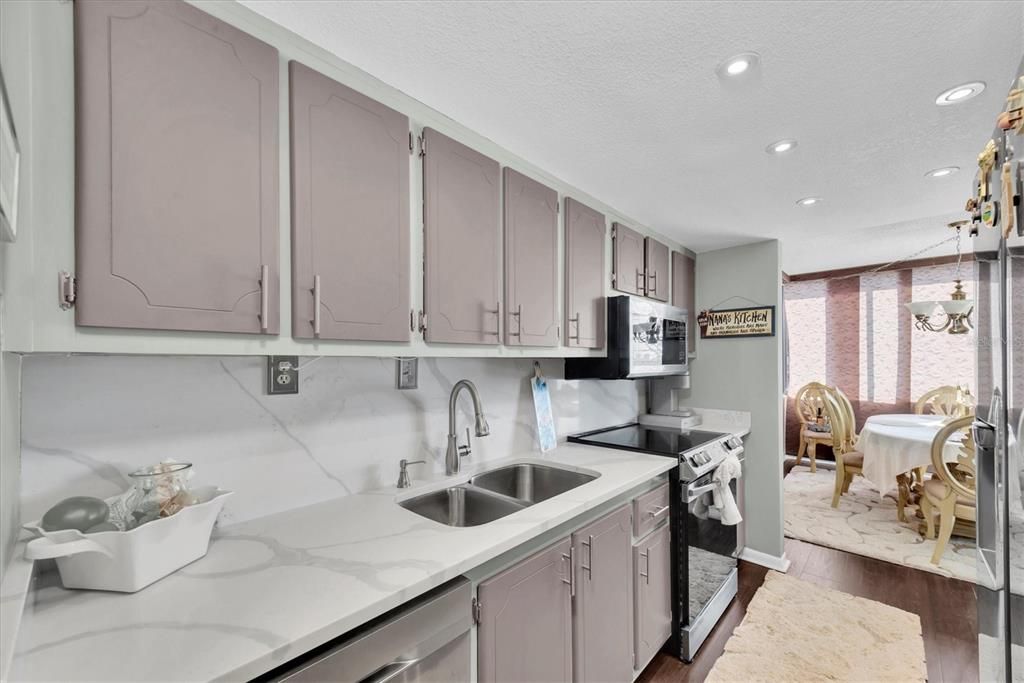 待售: $330,000 (2 贝兹, 2 浴室, 1350 平方英尺)