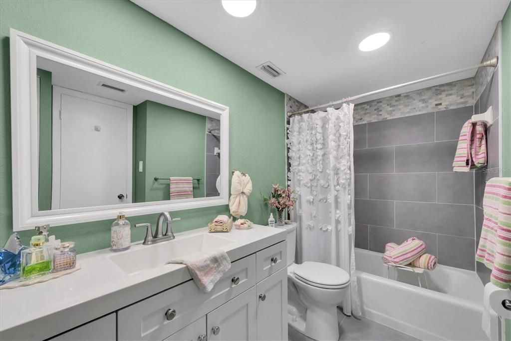 待售: $330,000 (2 贝兹, 2 浴室, 1350 平方英尺)