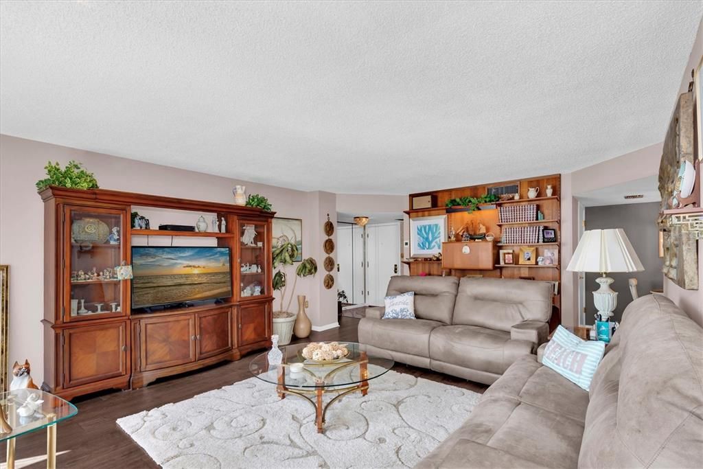 待售: $330,000 (2 贝兹, 2 浴室, 1350 平方英尺)