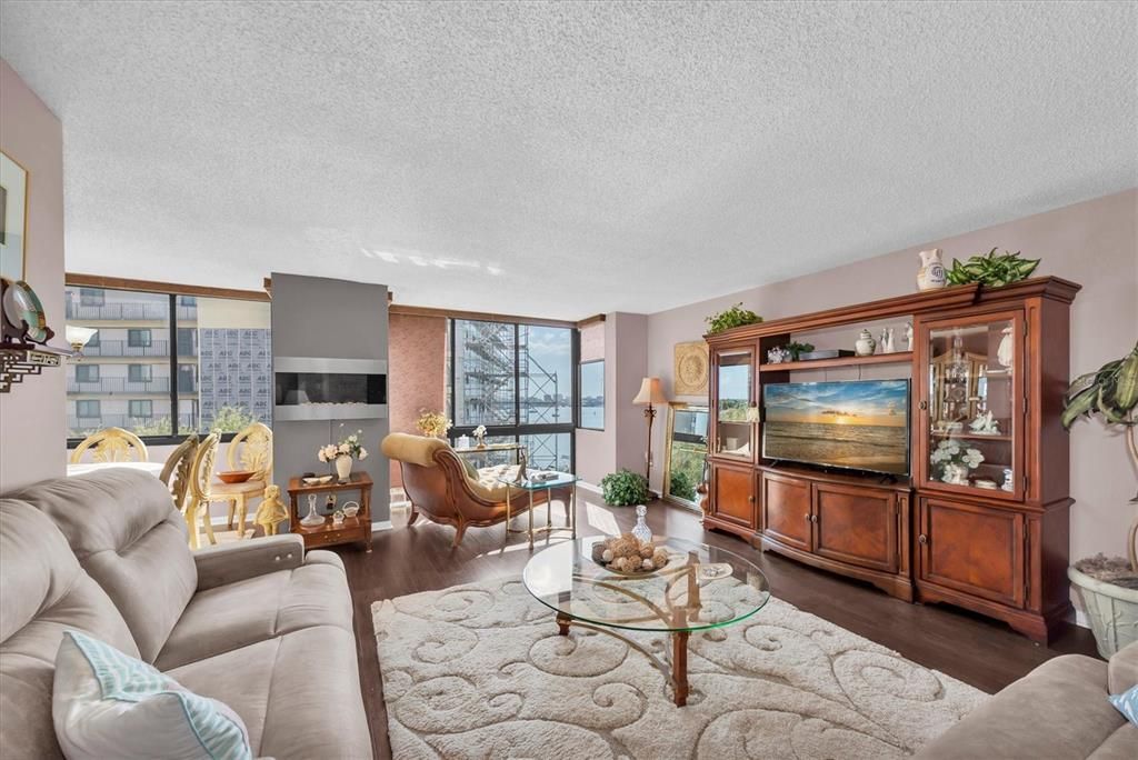 待售: $330,000 (2 贝兹, 2 浴室, 1350 平方英尺)