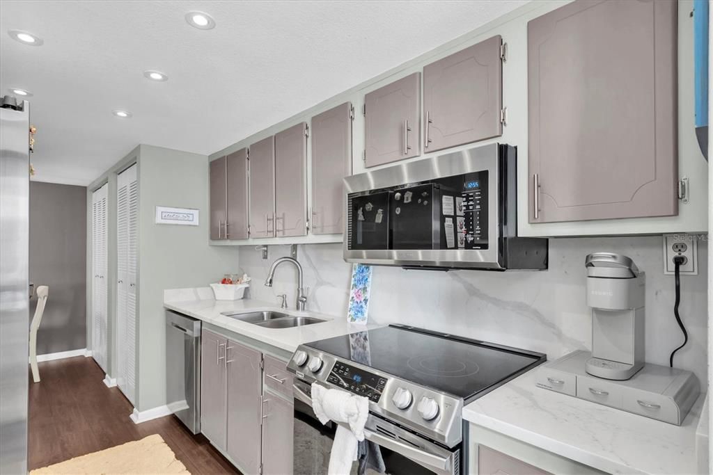 待售: $330,000 (2 贝兹, 2 浴室, 1350 平方英尺)