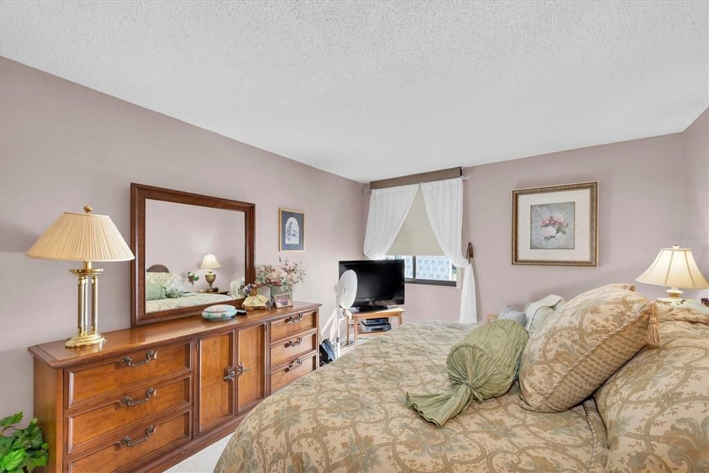 待售: $330,000 (2 贝兹, 2 浴室, 1350 平方英尺)