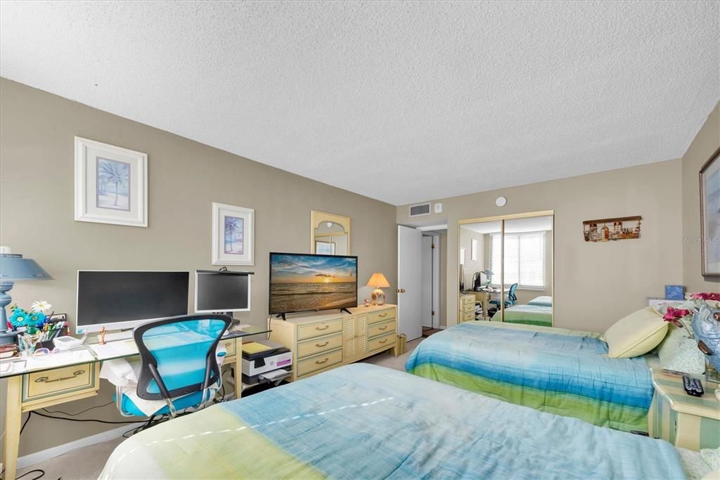 待售: $330,000 (2 贝兹, 2 浴室, 1350 平方英尺)