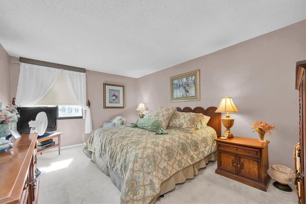 待售: $330,000 (2 贝兹, 2 浴室, 1350 平方英尺)