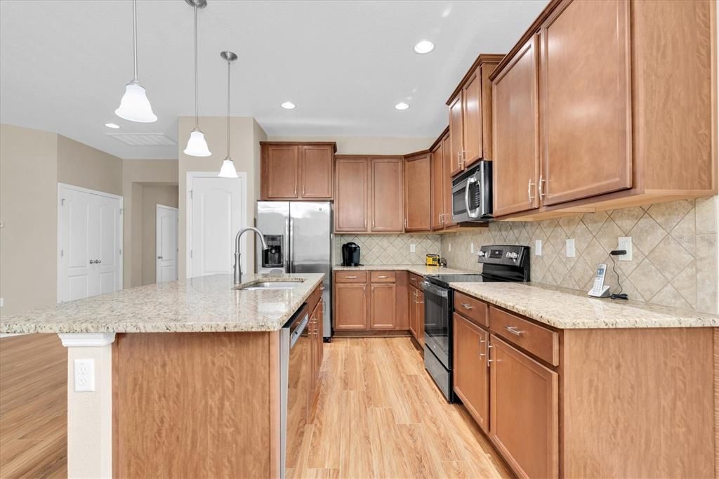 For Sale: $340,000 (3 beds, 2 baths, 1558 Square Feet)