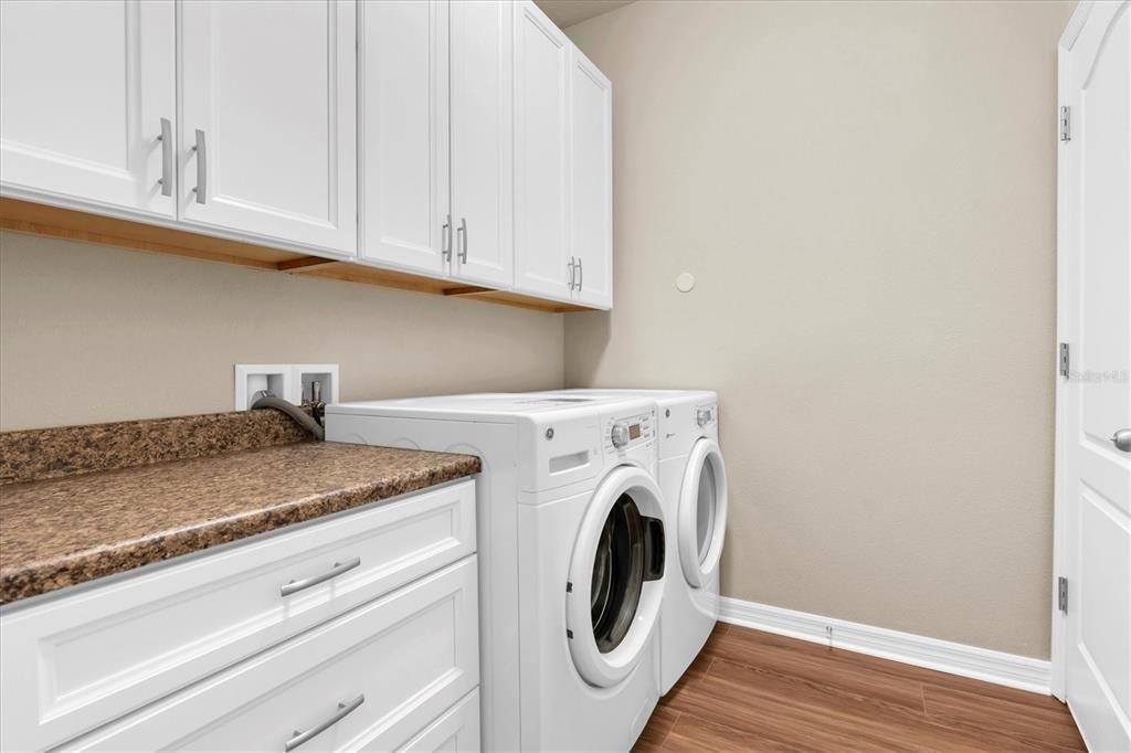 For Sale: $340,000 (3 beds, 2 baths, 1558 Square Feet)