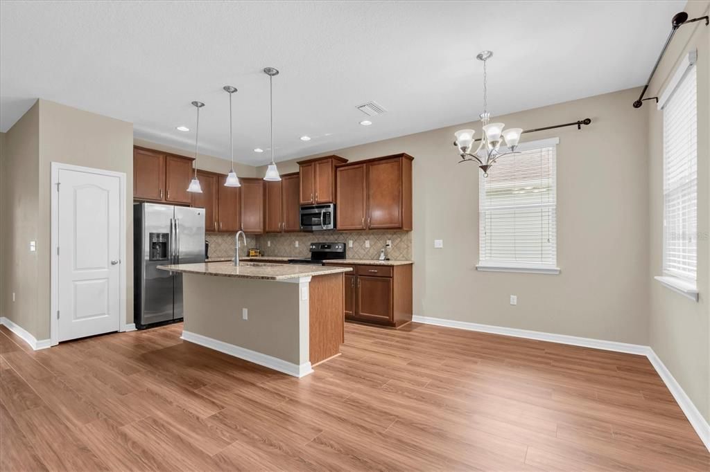 For Sale: $340,000 (3 beds, 2 baths, 1558 Square Feet)