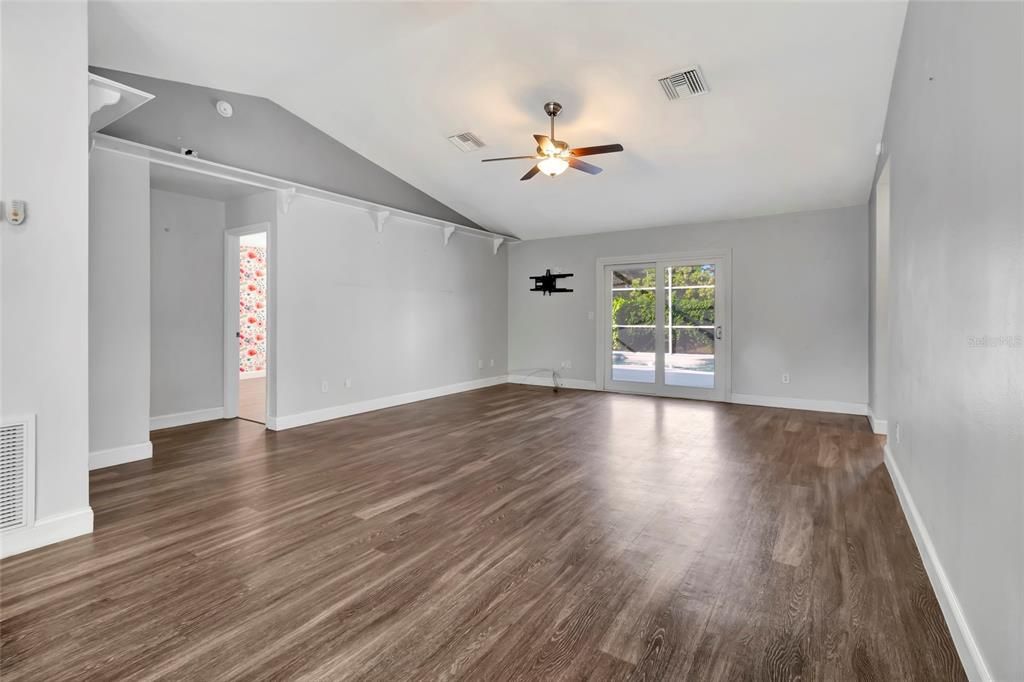 For Sale: $375,000 (4 beds, 3 baths, 1763 Square Feet)