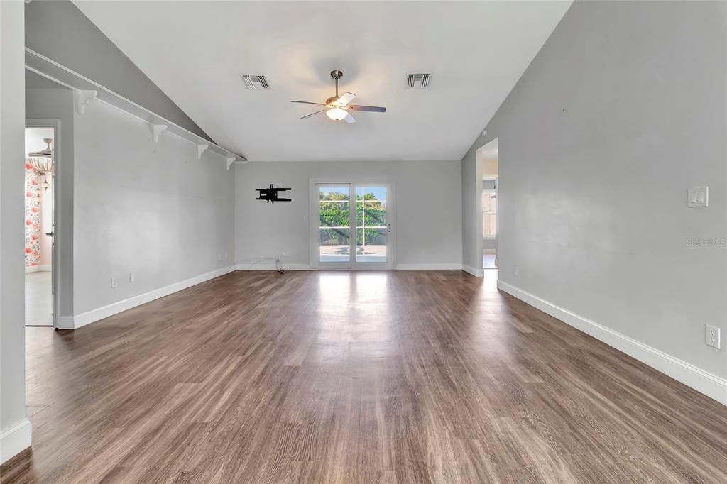 For Sale: $375,000 (4 beds, 3 baths, 1763 Square Feet)