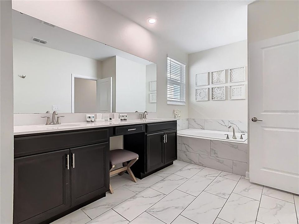 For Sale: $572,000 (5 beds, 5 baths, 3081 Square Feet)