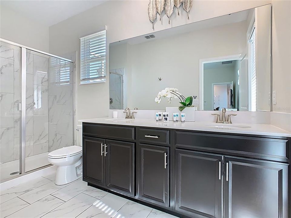 For Sale: $572,000 (5 beds, 5 baths, 3081 Square Feet)