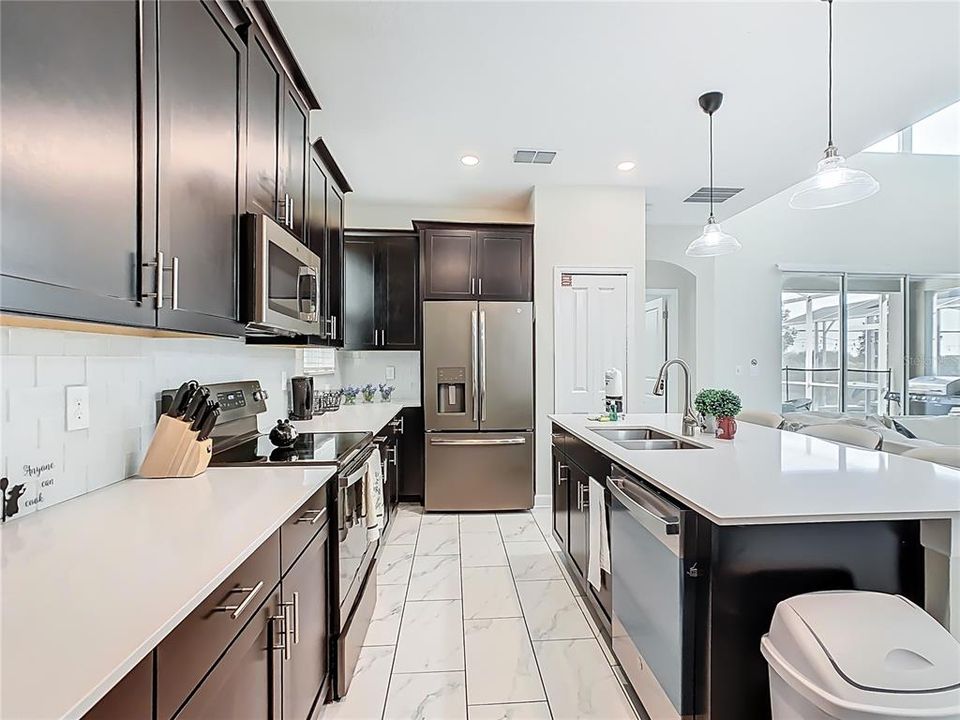 For Sale: $572,000 (5 beds, 5 baths, 3081 Square Feet)