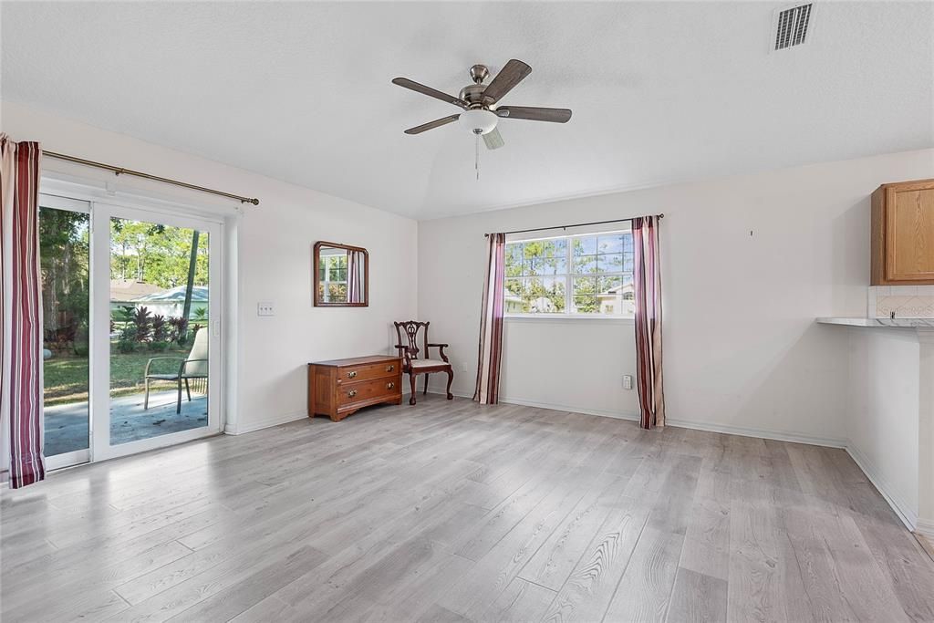 待售: $300,000 (3 贝兹, 2 浴室, 1519 平方英尺)