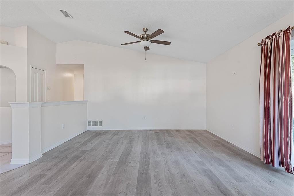 待售: $300,000 (3 贝兹, 2 浴室, 1519 平方英尺)