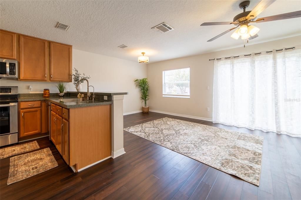 For Sale: $299,000 (2 beds, 2 baths, 1296 Square Feet)