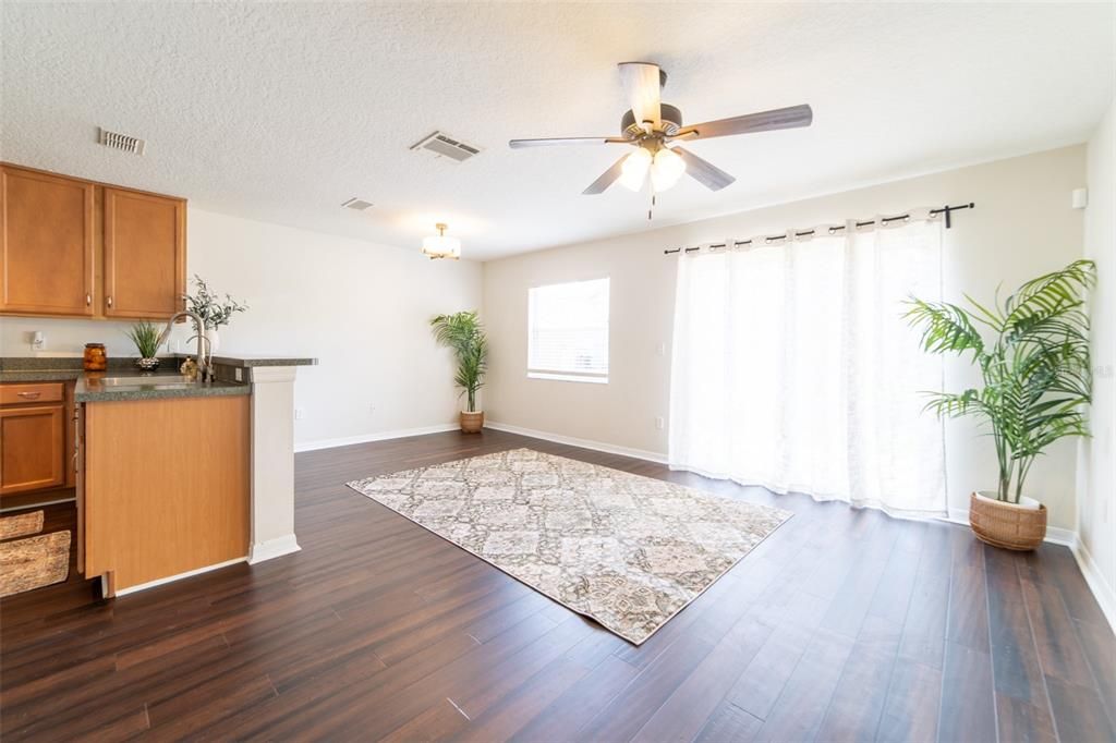 For Sale: $299,000 (2 beds, 2 baths, 1296 Square Feet)