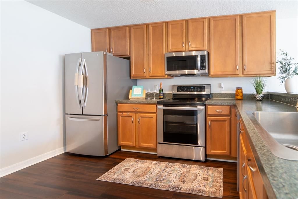 For Sale: $299,000 (2 beds, 2 baths, 1296 Square Feet)