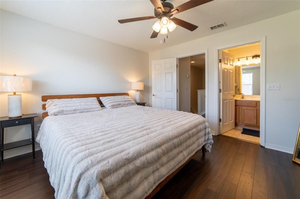 For Sale: $299,000 (2 beds, 2 baths, 1296 Square Feet)