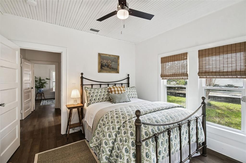 For Rent: $2,500 (2 beds, 1 baths, 912 Square Feet)