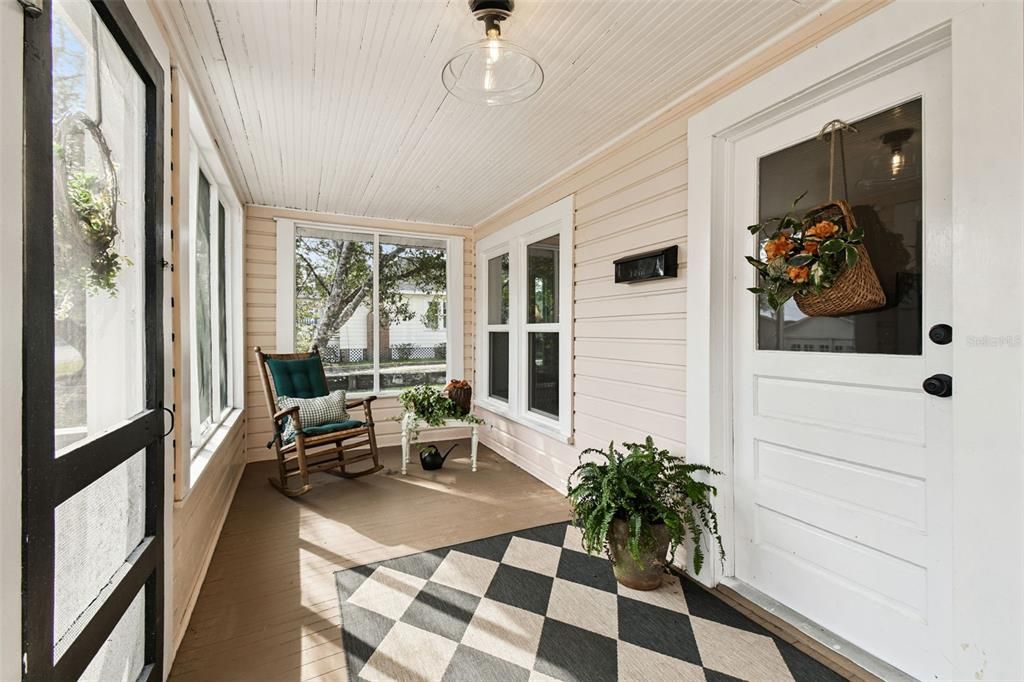 For Rent: $2,500 (2 beds, 1 baths, 912 Square Feet)