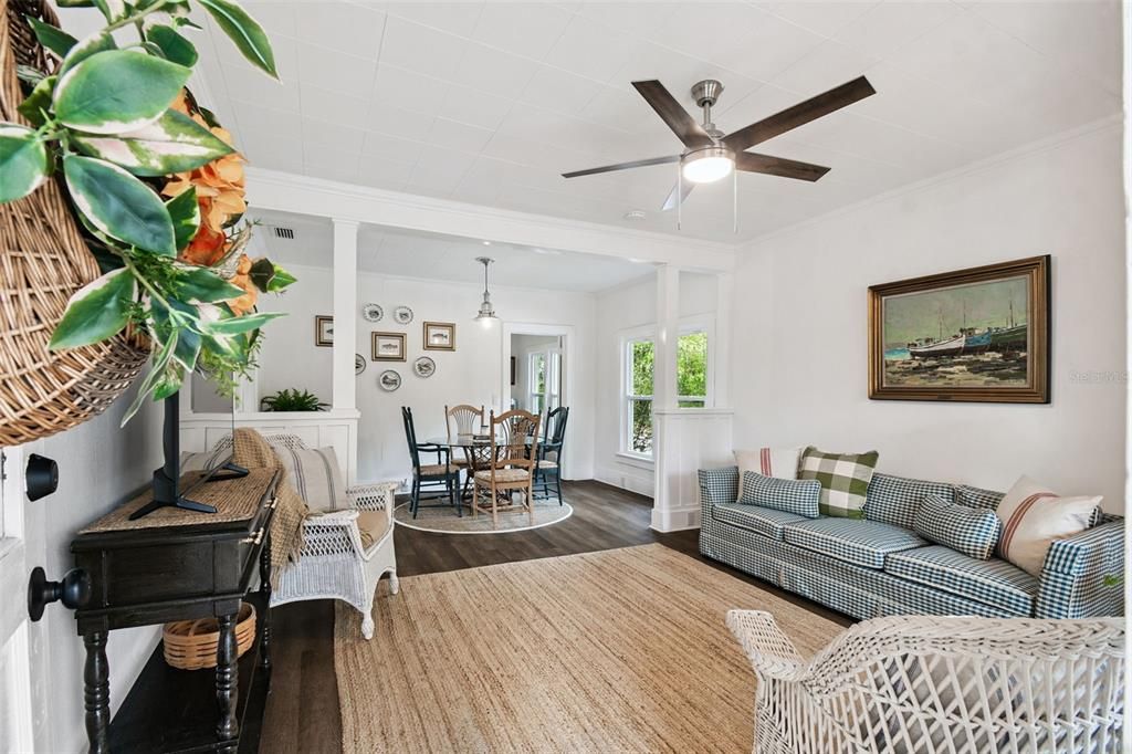 For Rent: $2,500 (2 beds, 1 baths, 912 Square Feet)