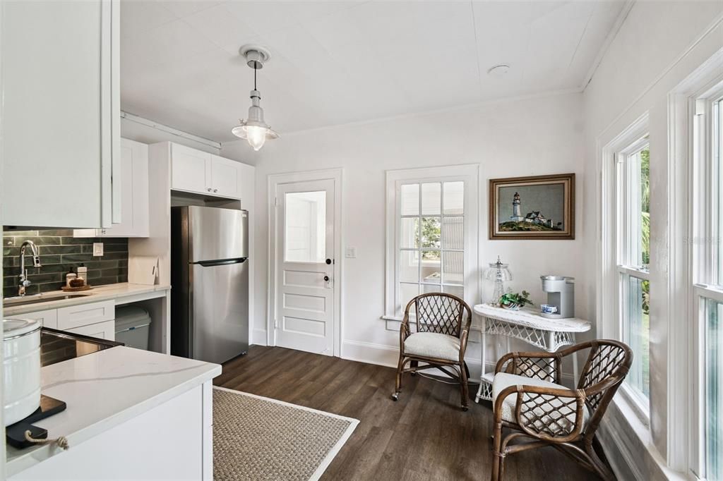 For Rent: $2,500 (2 beds, 1 baths, 912 Square Feet)