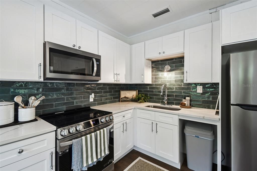 For Rent: $2,500 (2 beds, 1 baths, 912 Square Feet)