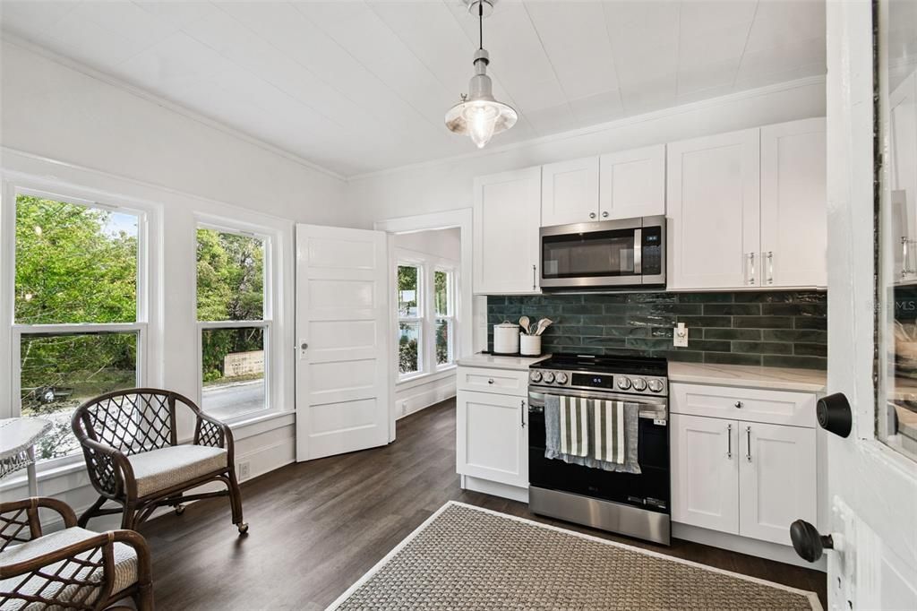 For Rent: $2,500 (2 beds, 1 baths, 912 Square Feet)