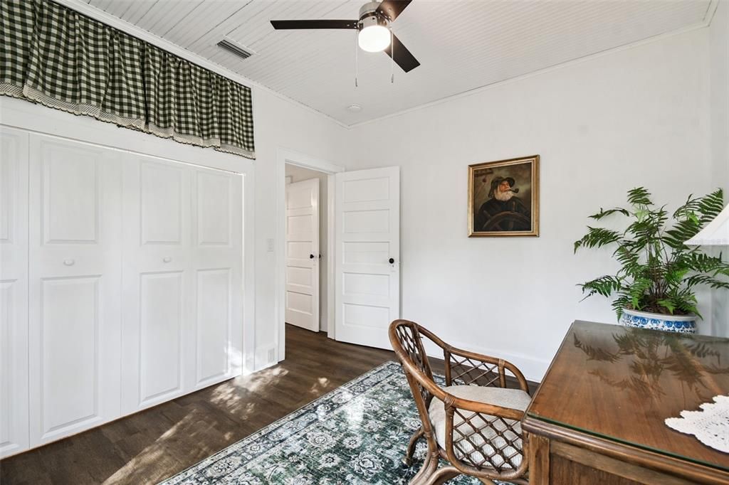 For Rent: $2,500 (2 beds, 1 baths, 912 Square Feet)